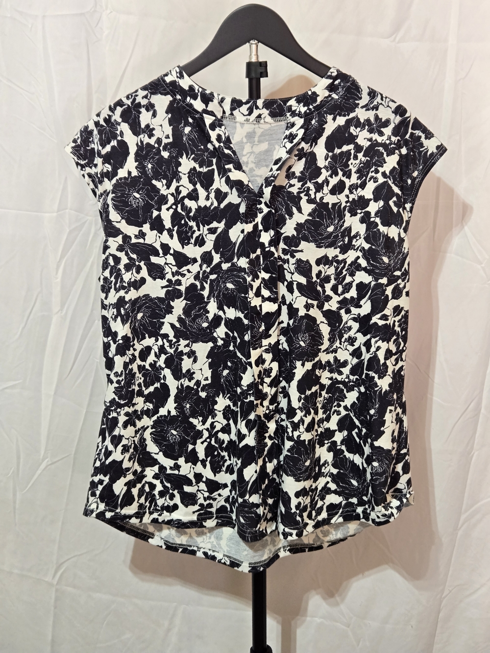 Womens Black & White Floral Cap Sleeve Top